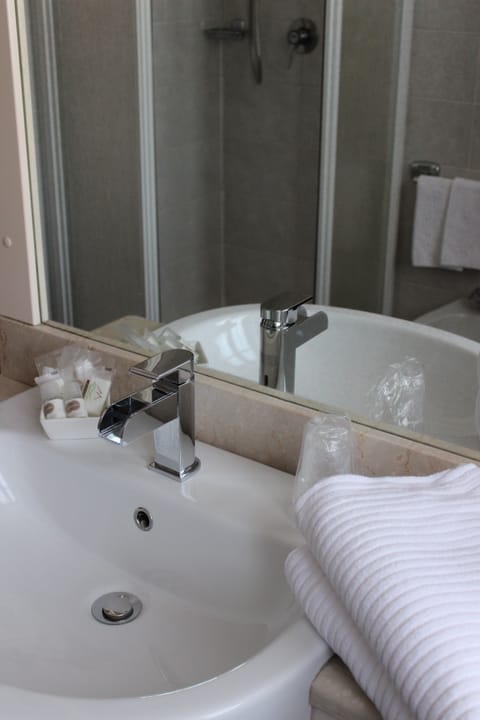 Design Double Room, 1 Queen Bed, Balcony | Bathroom | Hair dryer, bidet, towels, soap