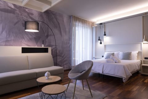 Junior Studio Suite | Minibar, in-room safe, individually furnished, desk