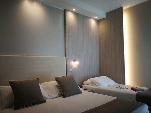 Triple Room | Minibar, in-room safe, desk, cribs/infant beds