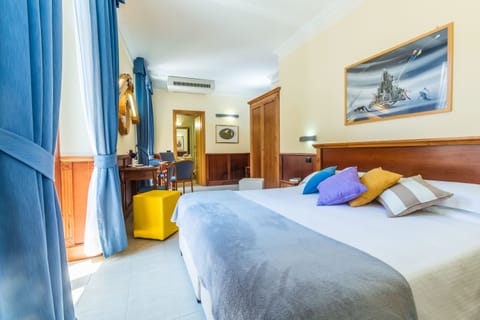 Junior Suite | Minibar, in-room safe, blackout drapes, soundproofing