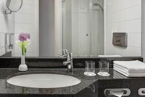 Hypo-allergenic bedding, in-room safe, desk, blackout drapes