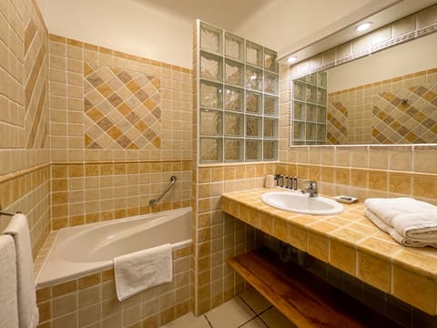 Superior Double Room, Balcony | Bathroom | Free toiletries, hair dryer, towels