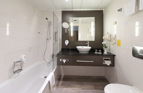 Comfort | Bathroom | Combined shower/tub, free toiletries, hair dryer, towels