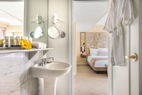 Combined shower/tub, designer toiletries, hair dryer, towels