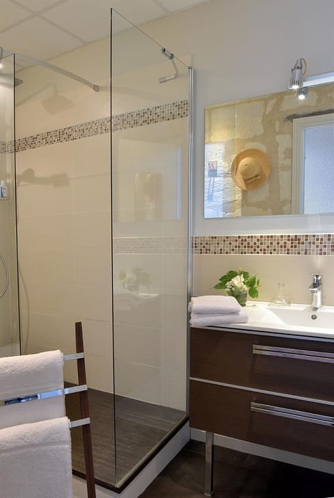 Combined shower/tub, free toiletries, hair dryer, towels