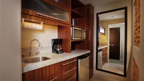 Microwave, cookware/dishes/utensils