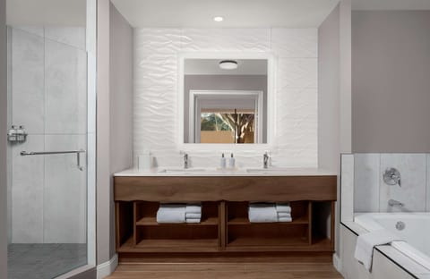 Suite (Windansea) | Bathroom | Shower, free toiletries, hair dryer, towels