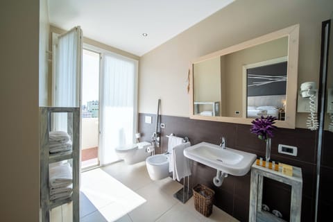 Shower, rainfall showerhead, free toiletries, hair dryer