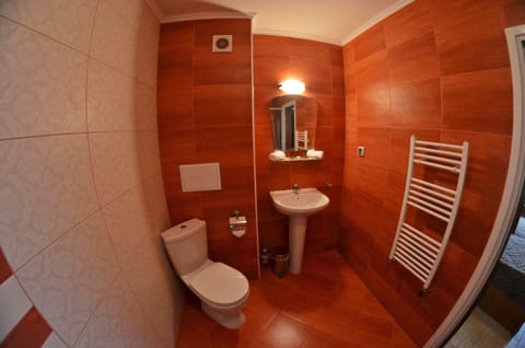Comfort Double or Twin Room | Bathroom | Combined shower/tub, free toiletries, hair dryer, bathrobes