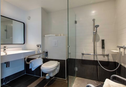 Standard Double Room, Mobility Accessible, Non Smoking | Bathroom | Hair dryer, towels