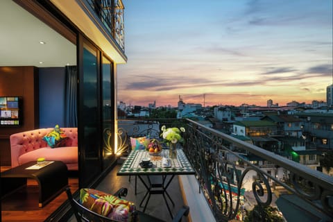 Aurora Terrace Suite | Minibar, in-room safe, desk, laptop workspace