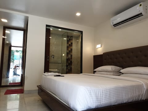 Premium Room | Premium bedding, in-room safe, desk, laptop workspace