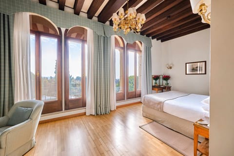 Hypo-allergenic bedding, down comforters, minibar, in-room safe