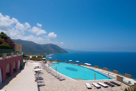 Outdoor pool, pool umbrellas, sun loungers
