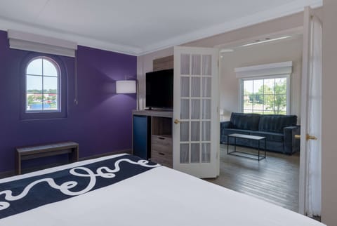 Deluxe Room, 1 King Bed, Non Smoking | Premium bedding, desk, iron/ironing board, cribs (free)