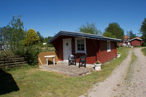 Basic Cabin (Shared Bathroom) | Terrace/patio