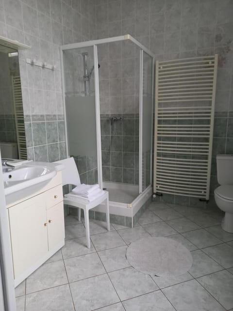 Deep soaking tub, free toiletries, hair dryer, towels