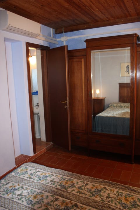 Triple Room | Desk, free cribs/infant beds, rollaway beds, bed sheets