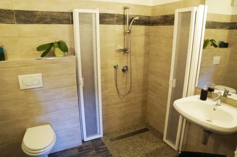 Twin Room | Bathroom | Shower, rainfall showerhead, free toiletries, hair dryer