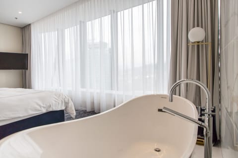 Executive Suite, 1 King Bed with Sofa bed (Panorama) | 1 bedroom, hypo-allergenic bedding, minibar, in-room safe