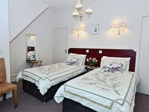 Standard Twin Room, Ensuite | Hypo-allergenic bedding, free WiFi, bed sheets