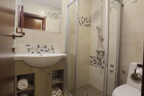 Basic Single Room | Bathroom | Shower, free toiletries, towels