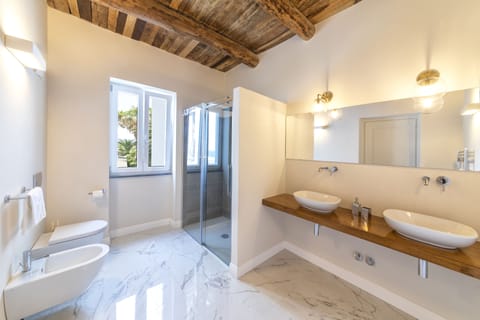 Superior Double or Twin Room, 1 Double Bed, Non Smoking | Bathroom | Shower, hair dryer, bidet, towels