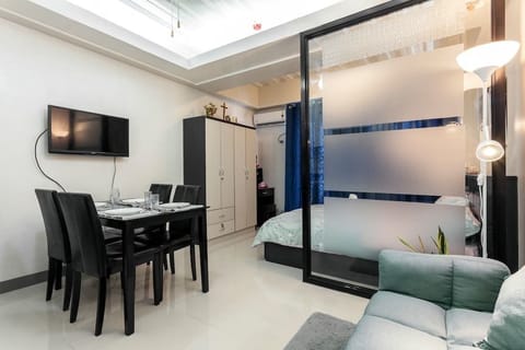 Standard Studio | Living area | 32-inch flat-screen TV with cable channels, TV
