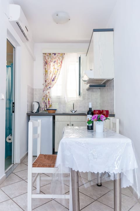 Economy Studio, 1 Bedroom, Kitchenette | Private kitchen | Fridge, stovetop, coffee/tea maker, electric kettle