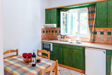 Fridge, stovetop, coffee/tea maker, electric kettle