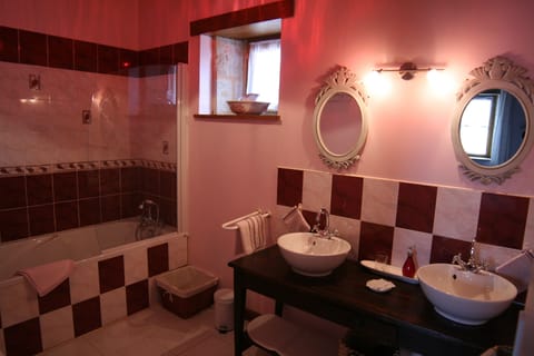 Romantic Double Room (Charme) | Bathroom | Hair dryer, slippers, towels, soap