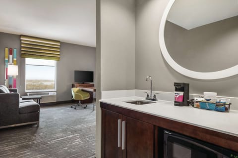 Studio, 1 King Bed, Refrigerator & Microwave (Wet Bar) | In-room safe, free WiFi, bed sheets