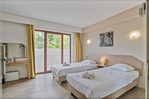 Comfort Twin Room | In-room safe, desk, cribs/infant beds, free WiFi