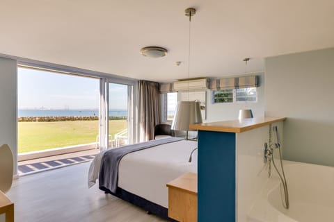 Deluxe Double Room | Minibar, in-room safe, desk, laptop workspace