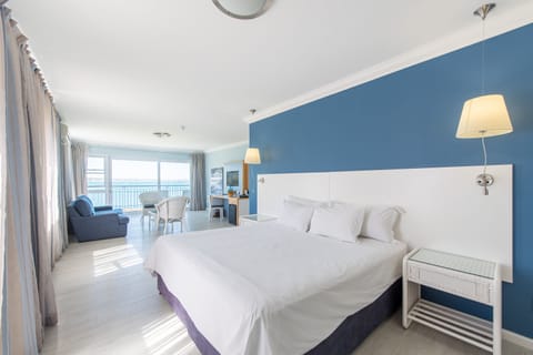 Luxury Studio Suite | Minibar, in-room safe, desk, laptop workspace