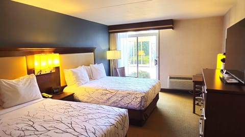 Standard Room, 2 Queen Beds, Refrigerator & Microwave, Courtyard View | Hypo-allergenic bedding, pillowtop beds, desk, laptop workspace