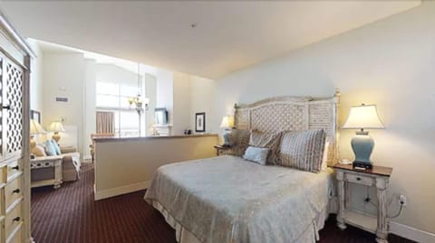 Deluxe Suite, 1 King Bed | In-room safe, desk, free WiFi, bed sheets