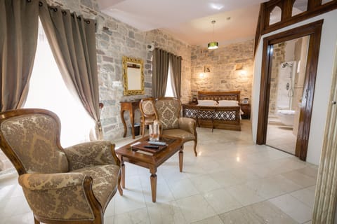 Deluxe Apartment | Minibar, in-room safe, individually decorated, individually furnished