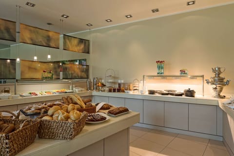 Buffet breakfast for a fee on weekdays