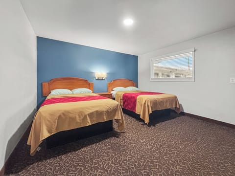 Economy Double Room | Living area | 40-inch flat-screen TV with cable channels, TV