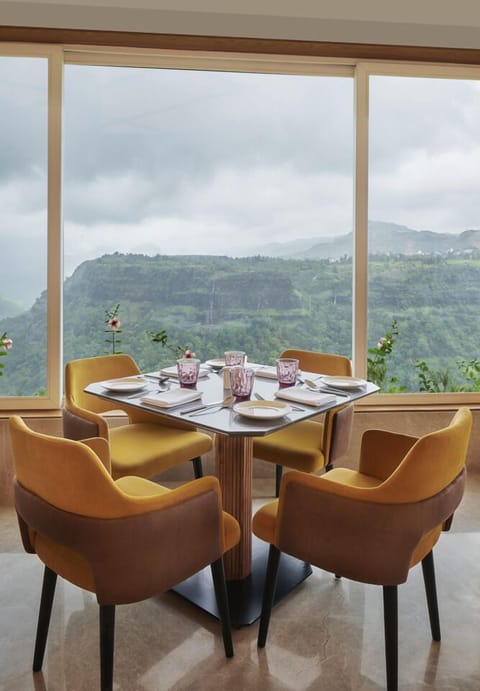 2 restaurants; breakfast, dinner, and brunch served