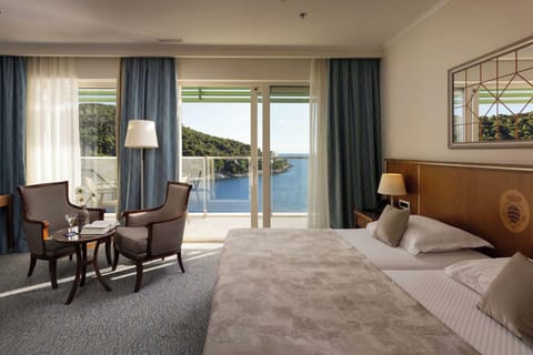 Hypo-allergenic bedding, minibar, in-room safe, desk