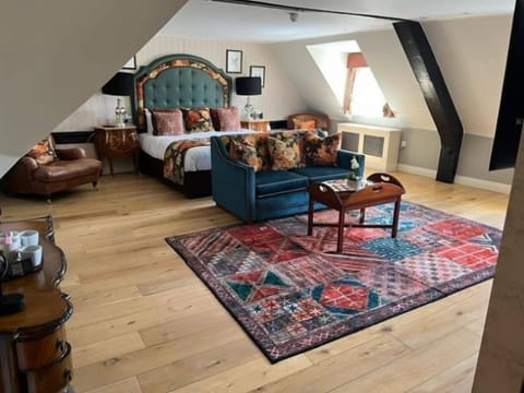 Deluxe Suite | Premium bedding, desk, blackout drapes, iron/ironing board