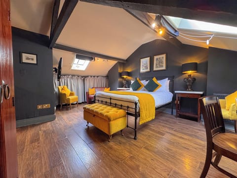 Deluxe Double Room | 1 bedroom, iron/ironing board, free WiFi, bed sheets
