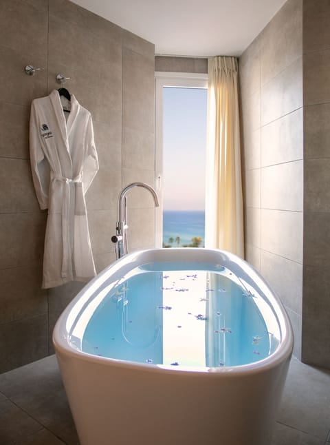 Junior Suite - Limited Sea View | Bathroom | Deep soaking tub, rainfall showerhead, free toiletries, hair dryer