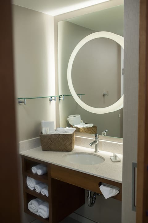 Combined shower/tub, hair dryer, towels