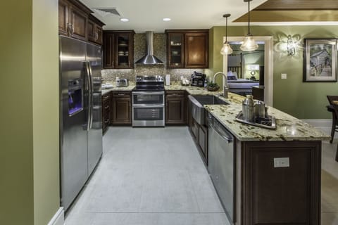 Full-size fridge, microwave, oven, stovetop