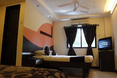 Superior Room, 1 Queen Bed, Smoking | In-room safe, desk, blackout drapes, soundproofing