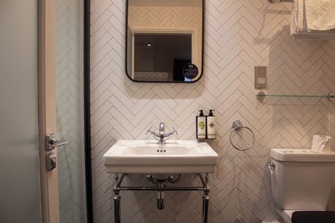 Suite | Bathroom | Shower, hair dryer, towels