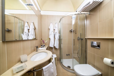 Triple Comfort Room | Minibar, in-room safe, desk, free WiFi